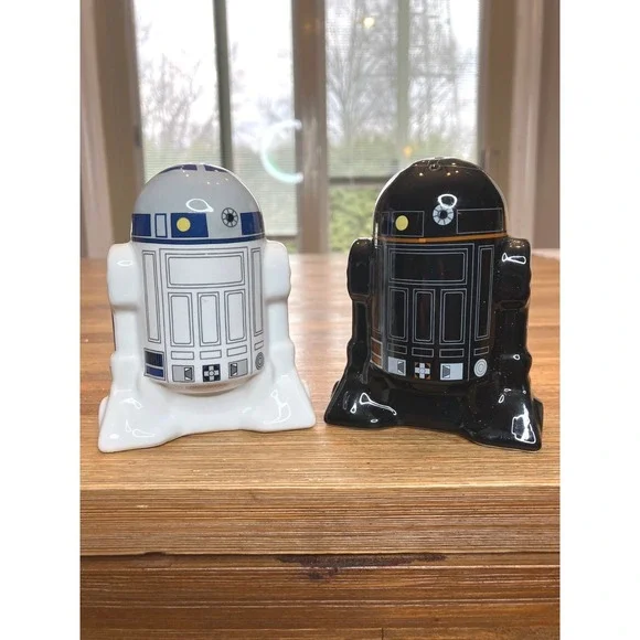 Star Wars R2-D2 And R2-Q5 Salt And Pepper Shaker Set Ceramic Disney NIB - Picture 5 of 8